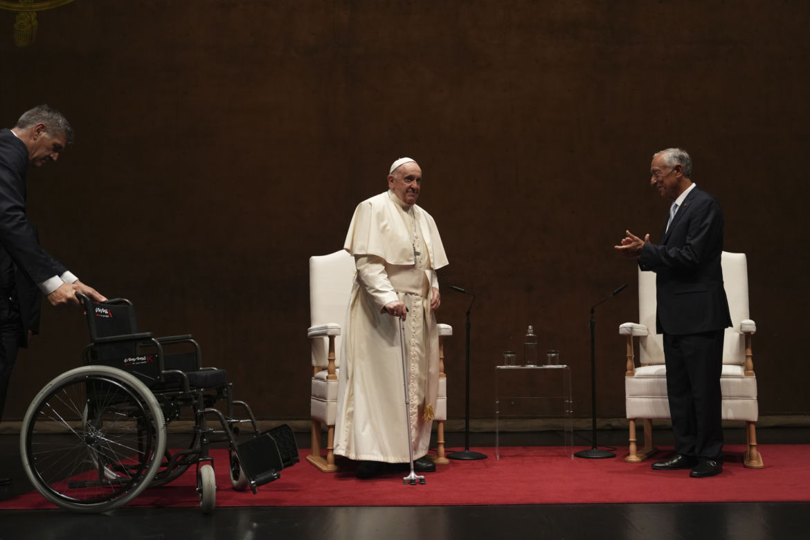 Papież na wózku inwalidzkim! Niepokojący stan zdrowia Franciszka