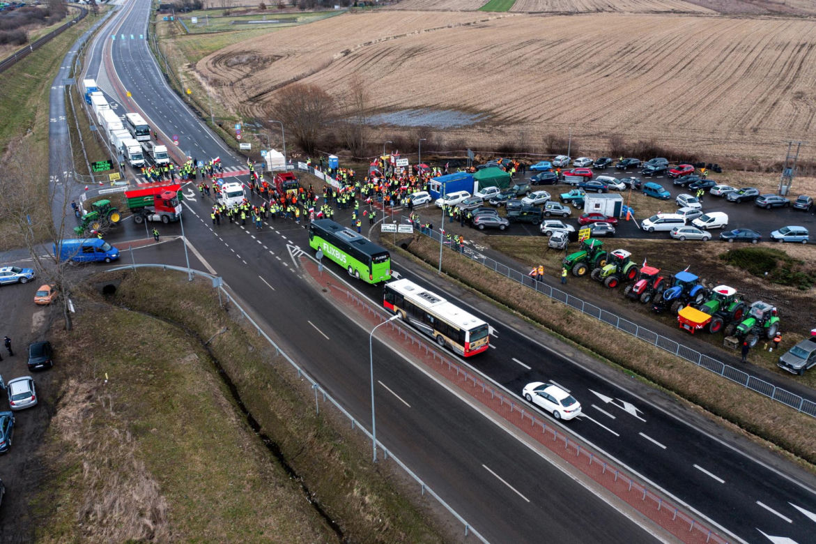 Strajk rolników. Ciągniki blokują drogi w całej Polsce. Gigantyczne utrudnienia