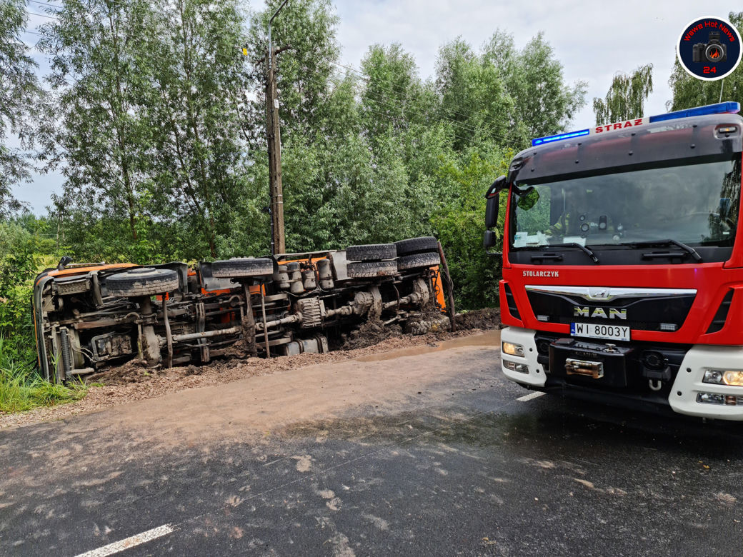 Dziadek z wnuczkiem uwięzieni w obalonej ciężarówce. 4 latek w ciężkim stanie 