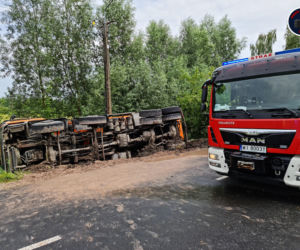 Dziadek z wnuczkiem uwięzieni w obalonej ciężarówce. 4 latek w ciężkim stanie 