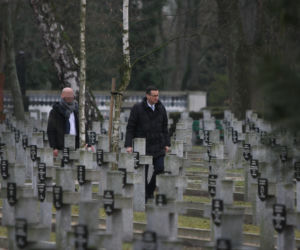 Premier modlił się przy grobie ojca