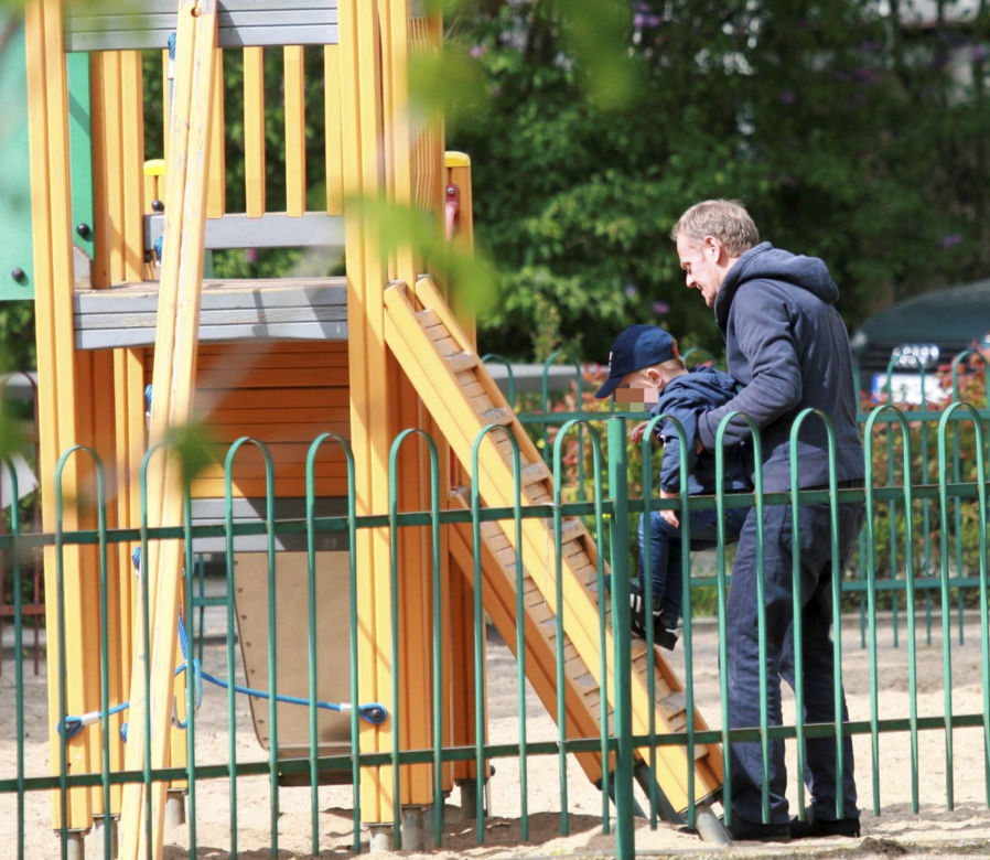 Dziadek Tusk zabrał wnuki na plac zabaw