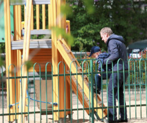 Dziadek Tusk zabrał wnuki na plac zabaw