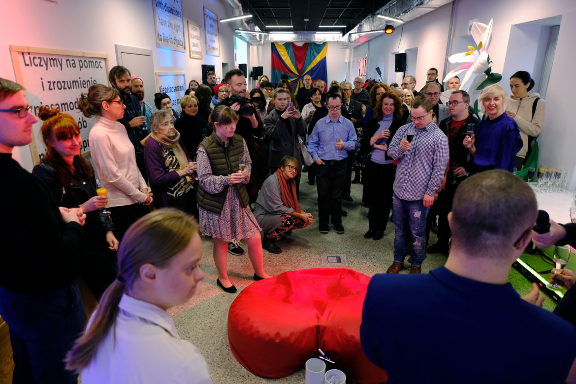Nowy teatr otwiera się na Pradze. Na scenie występują aktorzy z autyzmem i zespołem Downa