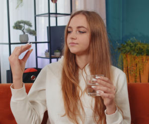 Nigdy nie ignoruj metalicznego smaku w ustach. Twoje suplementy mogą działać inaczej, niż myślisz