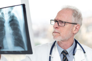 Zignorował kaszel, na badania wysłała go żona. Historia pana Piotra udowadnia, że raka płuca można pokonać