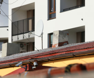 Duszą się w mieszkaniach, dym nie daje im żyć. Mieszkańcy nowego osiedla na Targówku załamują ręce