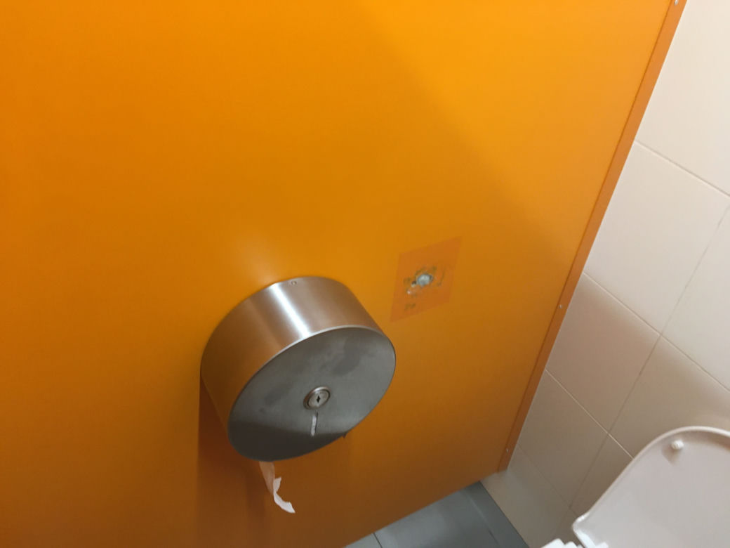 Ksiądz nagrywał nagiego mężczyznę w centrum handlowym