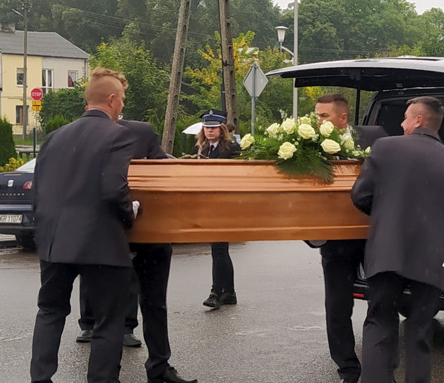 Marek konał w samotności na polu. To była straszna śmierć. Osierocił córeczkę