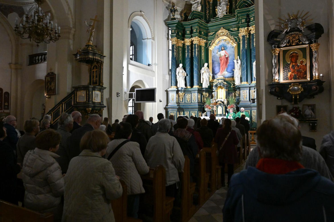 Ks. Adrian głosi kazanie na mszy świętej sprawowanej w intencji śp. ks. Stanisława Zbojnowicza w kościele rektoralnym pw. św. Mikołaja i św. Stanisława Biskupa w Jarosławiu