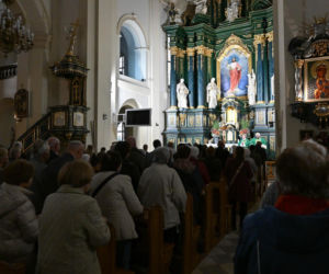 Ks. Adrian głosi kazanie na mszy świętej sprawowanej w intencji śp. ks. Stanisława Zbojnowicza w kościele rektoralnym pw. św. Mikołaja i św. Stanisława Biskupa w Jarosławiu