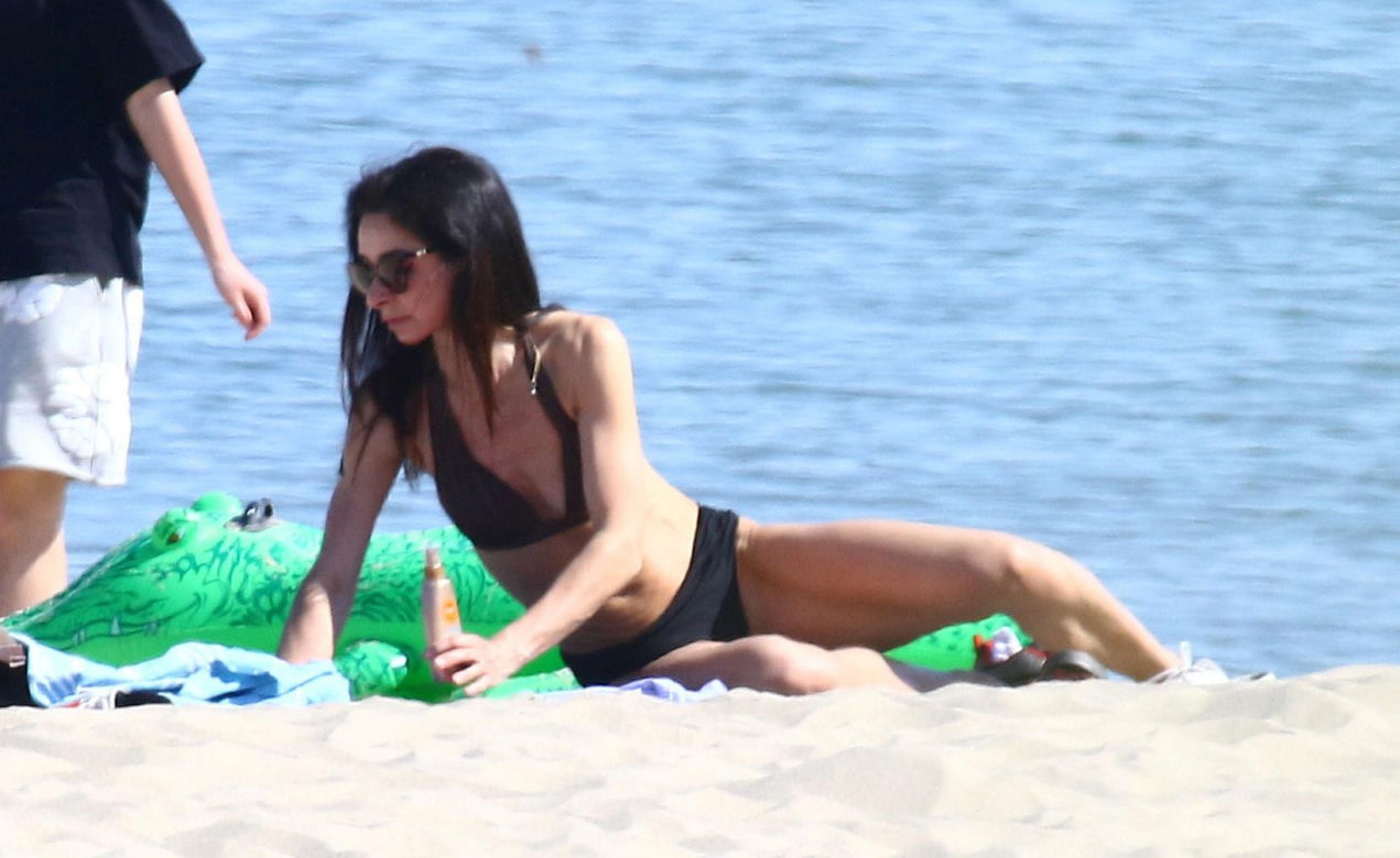 Marta Kaczyńska z mężem i synem na plaży