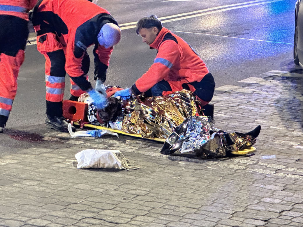 Audi huknęło w nią na przejściu. Przeleciała ponad 10 metrów