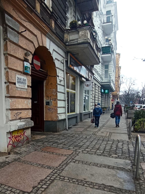Odkryty fragment szyldu z czasów PRL
