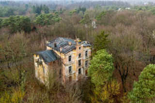 Ich puste wille popadają w ruinę. Kiedyś mieszkali w nich najbogatsi Polacy - aktorzy, fabrykanci, dyrektorzy