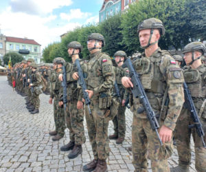 Z Rynku w Lesznie wystartował 7. Rajd na Wschowę. ​Na pamiątkę marszu wojsk w 1939 roku