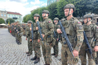 Z Rynku w Lesznie wystartował 7. Rajd na Wschowę. ​Na pamiątkę marszu wojsk w 1939 roku