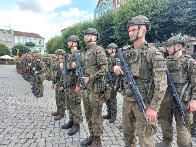 Z Rynku w Lesznie wystartował 7. Rajd na Wschowę. ​Na pamiątkę marszu wojsk w 1939 roku