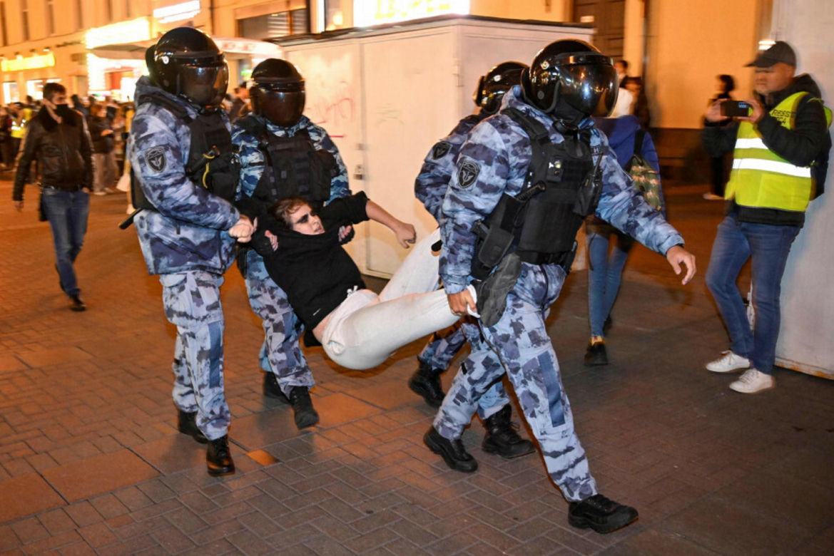 Rosjanie wyszli na ulice. Kilkaset osób zatrzymanych za protesty przeciwko mobilizacji 