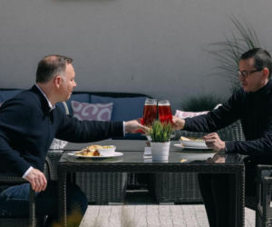 Premier Mateusz Morawiecki i Prezydent Andrzej Duda na piwie, na Mierzei Wiślanej   