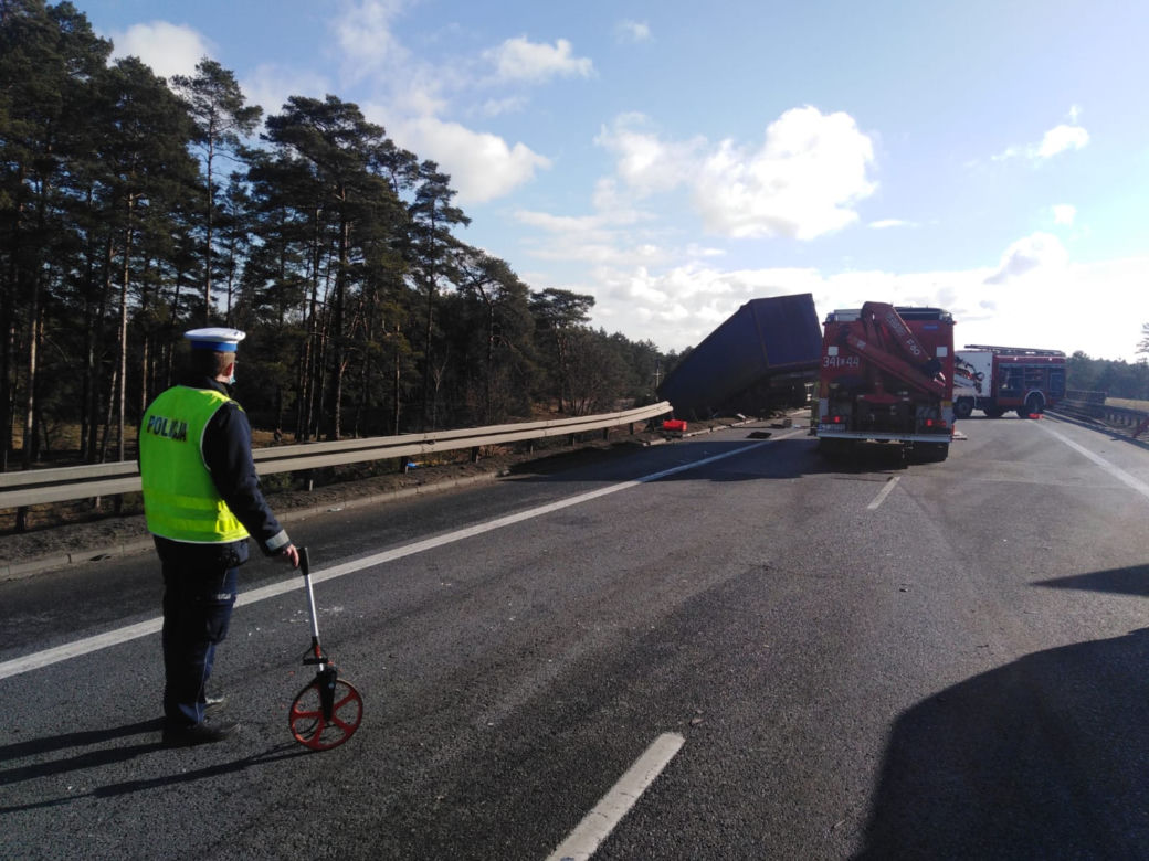 Poważny wypadek na s10 koło Torunia. Auto wyrzucone ze skarpy!