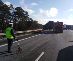 Poważny wypadek na s10 koło Torunia. Auto wyrzucone ze skarpy!