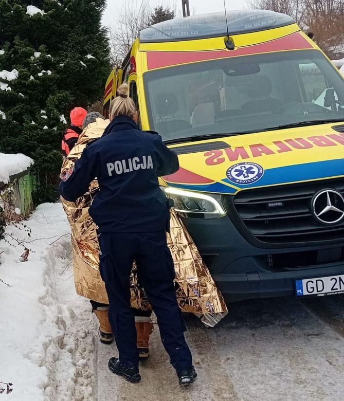Policjantki nie wahały się ani chwili. Okryły mężczyznę kocem i umieściły w radiowozie, by mógł się ogrzać