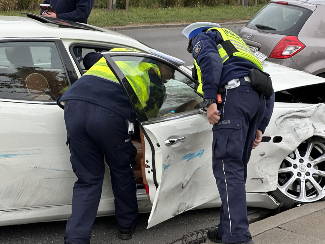 Pościg ulicami Warszawy. Wariat z promilami za kółkiem zmasakrował kilka pojazdów. Dwie osoby ranne