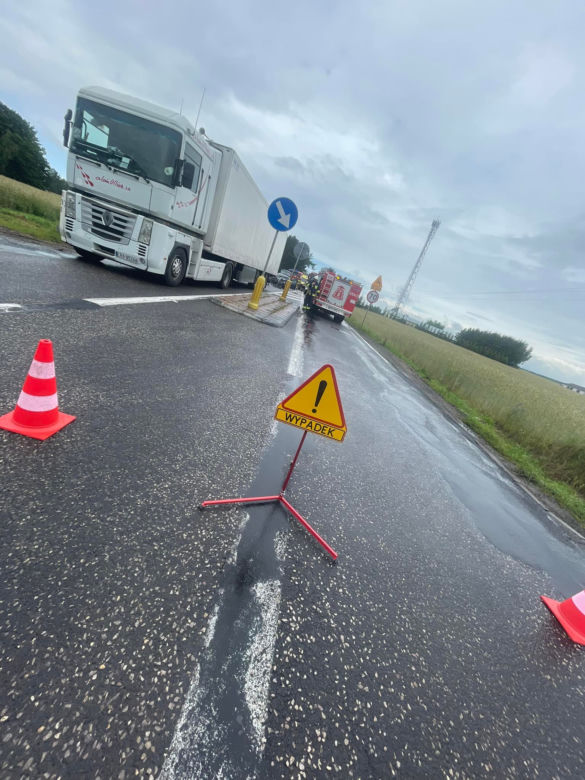 Koszmarny wypadek pod Pułtuskiem. 25-latkę zabrał śmigłowiec. jej peugeot huknął w tira [ZDJĘCIA]