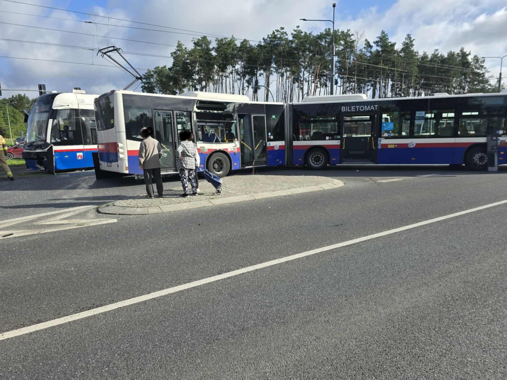 W środę, 6 sierpnia rano doszło do zderzenia autobusu z tramwajem, w którym podróżowało około 45 osób