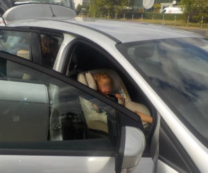 Strażnicy wyciągnęli dwulatkę z nagrzanego auta