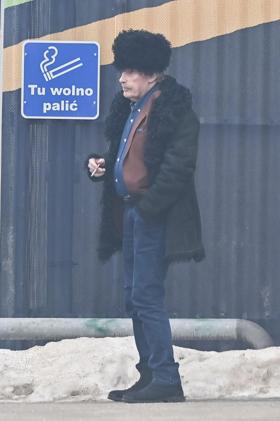 Daniel Olbrychski pali pod zakazem palenia