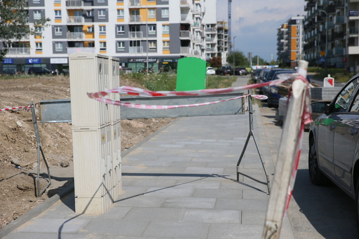 Skrzynka wyrosła na środku chodnika. Absurd w Ursusie