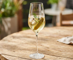 Ogórek w winie to nowy letni trend? Ten dziwny drink podbija internet