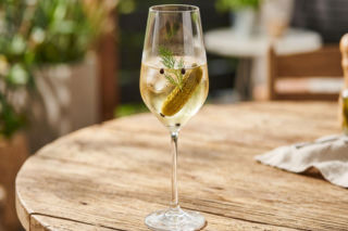 Ogórek w winie to nowy letni trend? Ten dziwny drink podbija internet