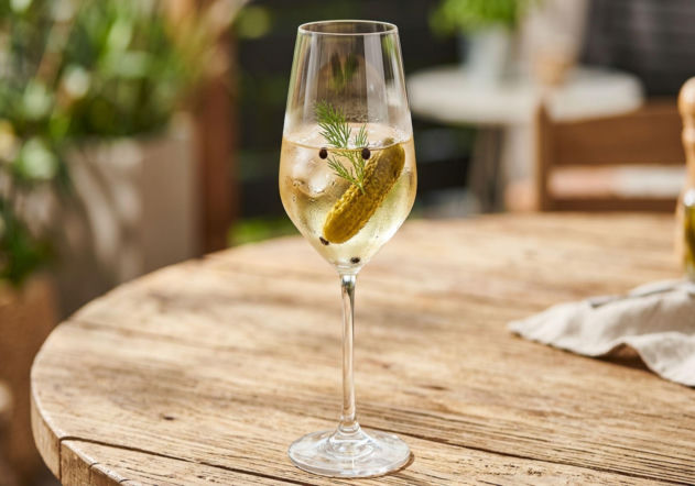 Ogórek w winie to nowy letni trend? Ten dziwny drink podbija internet