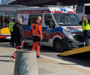Ładował zepsutą karetkę na lawetę, urwał się uchwyt. Pojazd się stoczył do tyłu i przygniótł laweciarza do autobusu miejskiego. Mężczyzna walczy o życie