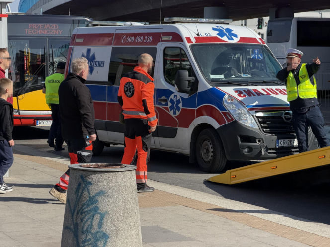 Ładował zepsutą karetkę na lawetę, został przygnieciony
