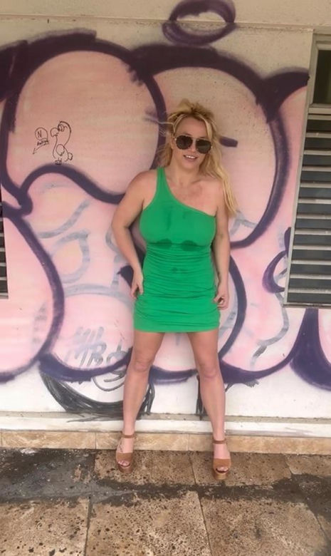 Britney Spears chwali się, że utyła. "Przynajmniej mam tyłek". Wije się po podłodze i tańczy z psami