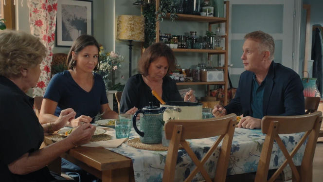 M jak miłość odc. 1908. Barbara (Teresa Lipowska), Artur Rogowski (Robert Moskwa), Agnes (Amanda Mincewicz), Marysia (Małgorzata Pieńkowska)