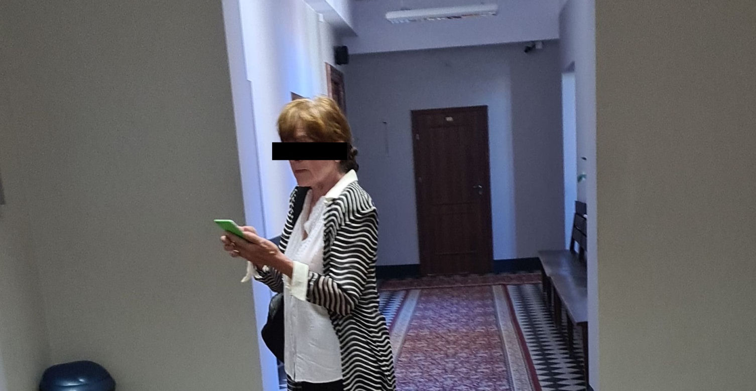 Stare Miasto. Staruszka oskarżona o napaść siekiera w sądzie [ZDJĘCIA]