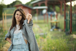 Tych trików z internetu w ogrodzie nie próbuj. Jeden błąd i zniszczysz glebę na lata