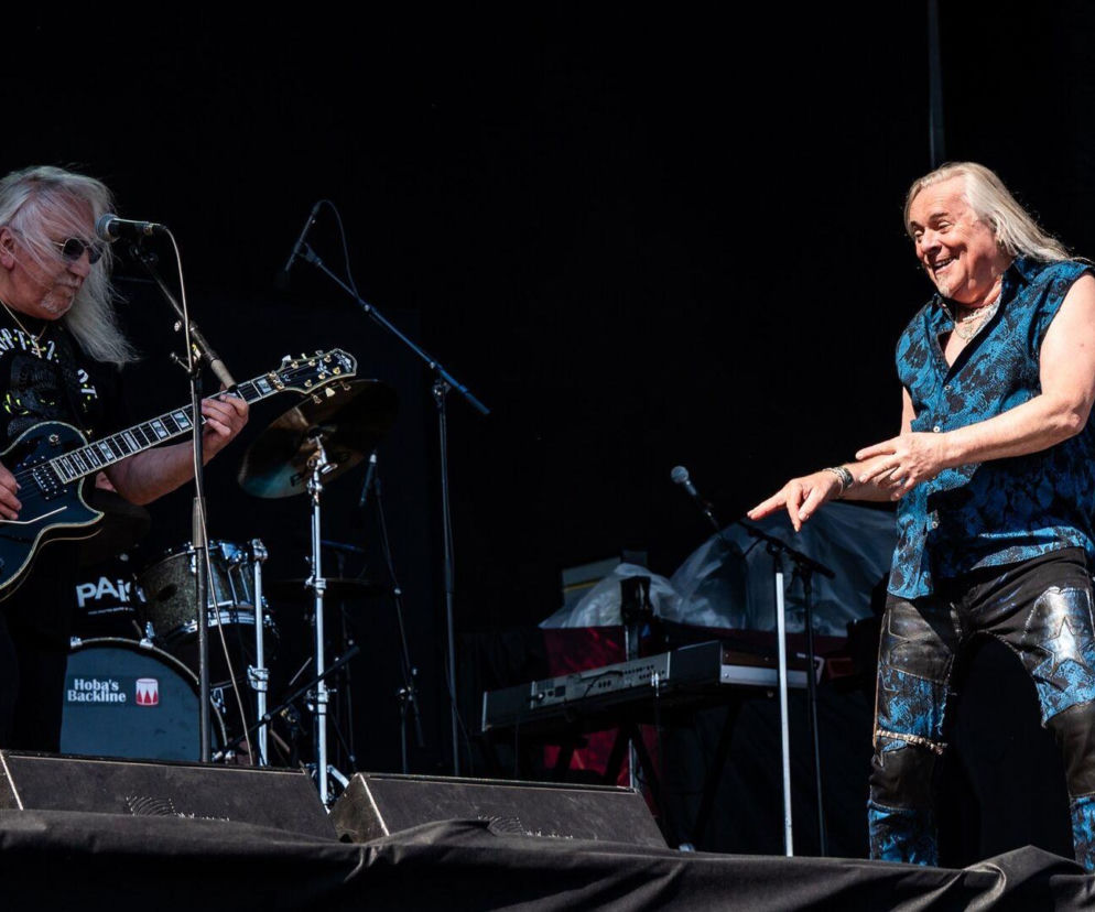 Mick Box gra na gitarze na scenie obok wokalisty Uriah Heep. O planach zespołu przeczytasz na Eska Rock.