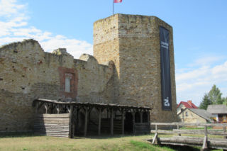 To najmniejsze miasto w województwie łódzkim. Powstało w średniowieczu, a jeszcze niedawno było wsią