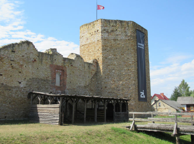 To najmniejsze miasto w województwie łódzkim. Powstało w średniowieczu, a jeszcze niedawno było wsią