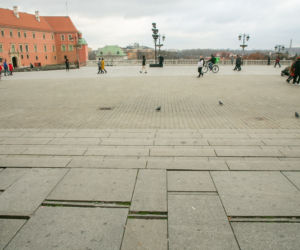 Krakowskie Przedmieście się rozjeżdża! Dziury w chodniku coraz większe