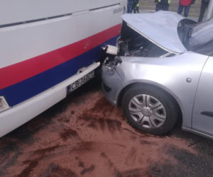 Samochód osobowy wjechał w tył autobusu. Chwile grozy na Wojska Polskiego 