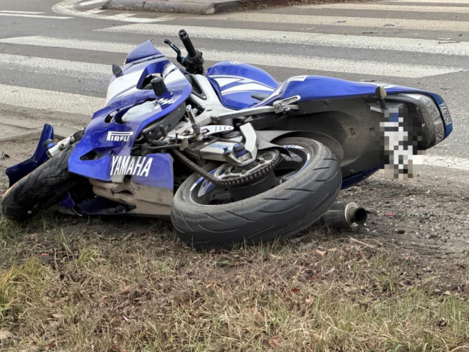 Pijany motocyklista wbił się w tył skody