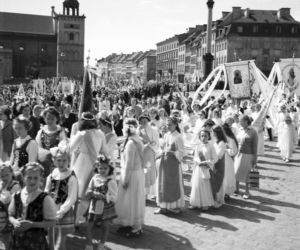 Uroczystość Bożego Ciała w Warszawie celebrowana przez Prymasa Polski kardynała Stefana Wyszyńskiego - 1957 rok