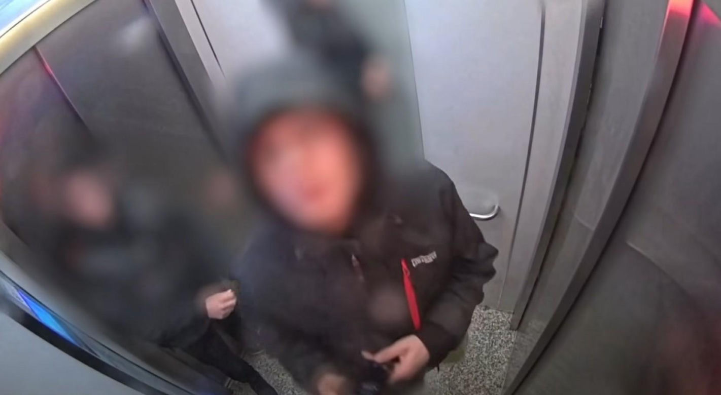 Dźgał nożem w kamerę w windzie! Miasto pokazało szokujące nagrania
